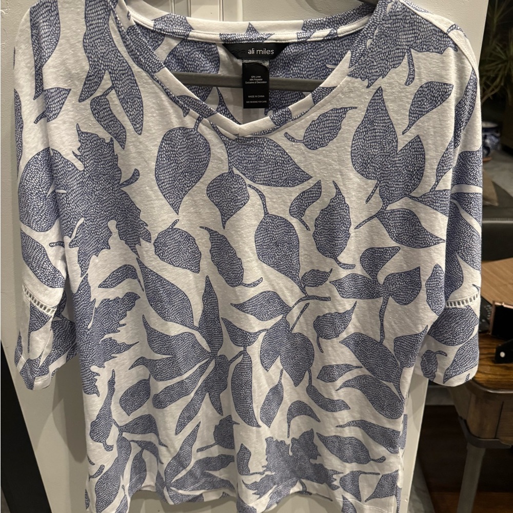 Ali Miles Blue and White Leaf Print Short Sleeve Top